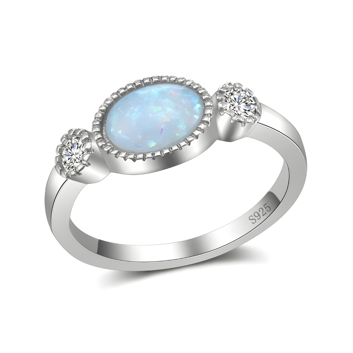 bague aigue marine ancienne en argent avec pierre ovale bleu clair irisée entourée de deux petites pierres blanches rondes