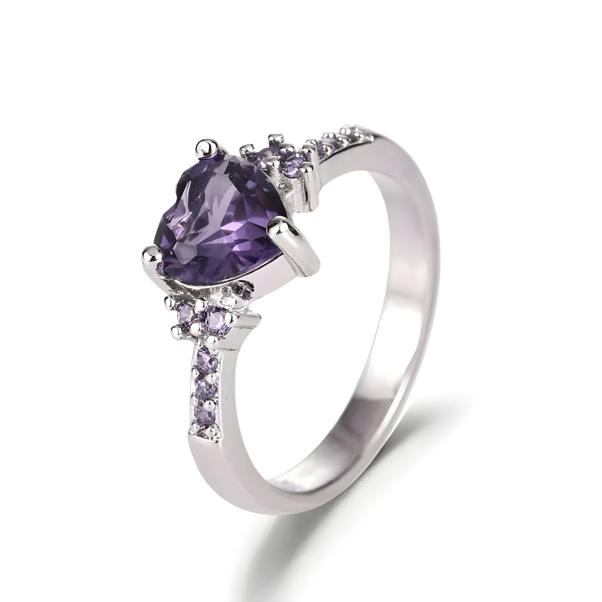 bague améthyste argent avec pierre en forme de cœur violette sertie sur anneau décoré de petits cristaux tons lavande