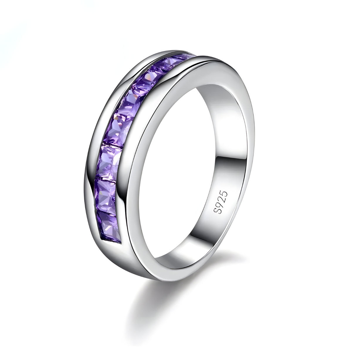 bague améthyste argent avec rangée de petites pierres carrées violettes serties en rail sur anneau lisse en argent poinçonné 925