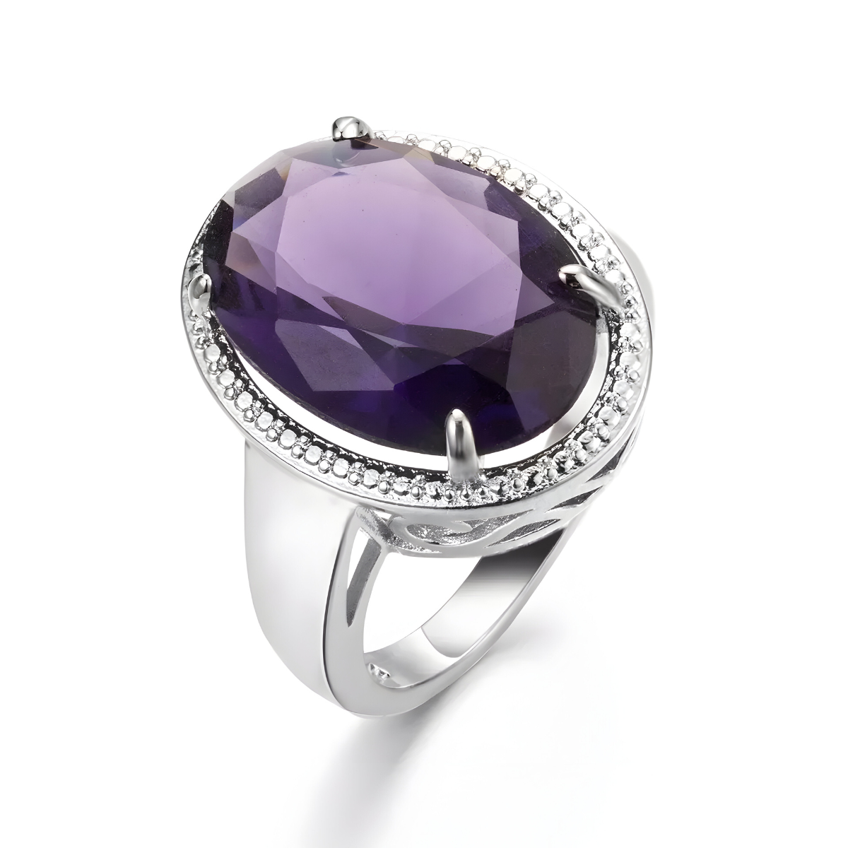 bague améthyste argent avec gemme ovale violette à facettes montée sur anneau large orné d’un pavage d’oxydes clairs