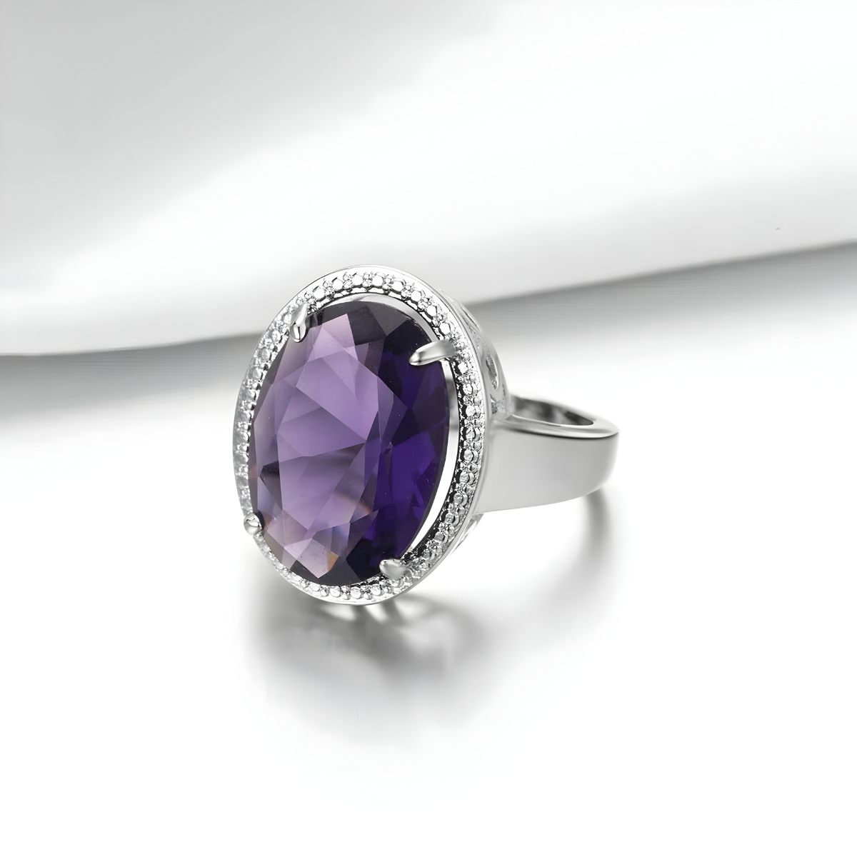 bague améthyste argent avec pierre ovale violette facettée sertie sur monture argentée entourée de petits oxydes blancs
