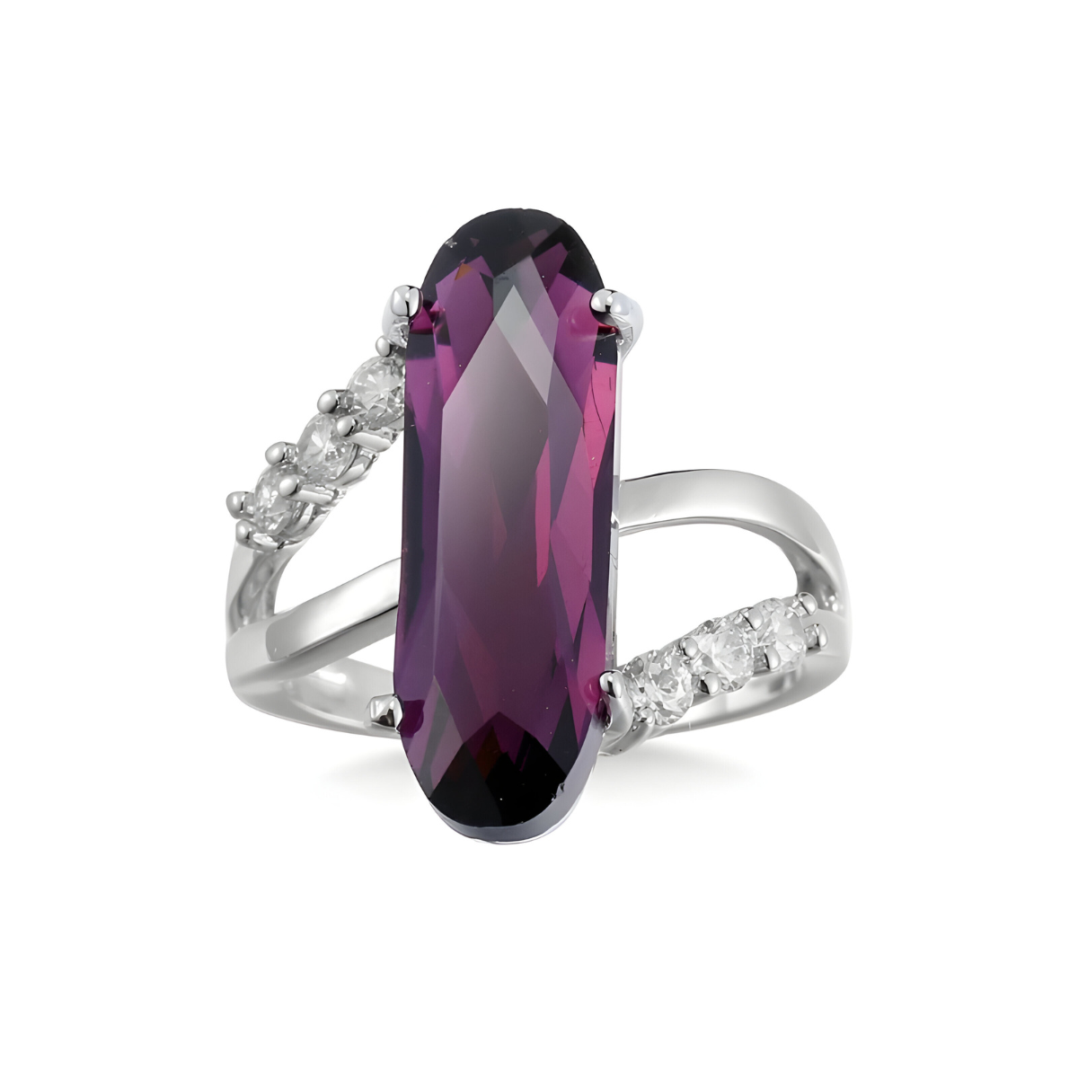 bague améthyste argent avec gemme allongée violet foncé sertie verticalement sur monture argentée à anneau croisé orné de pierres claires