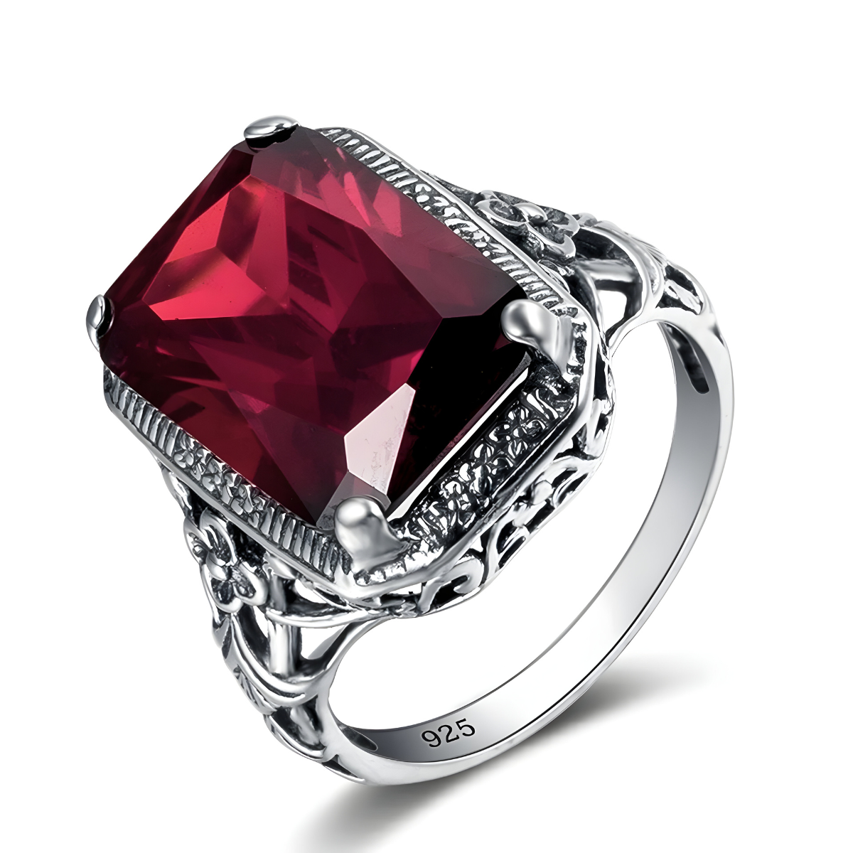 bague argent 925 ornée d’un grenat rouge taille émeraude et décor gravé