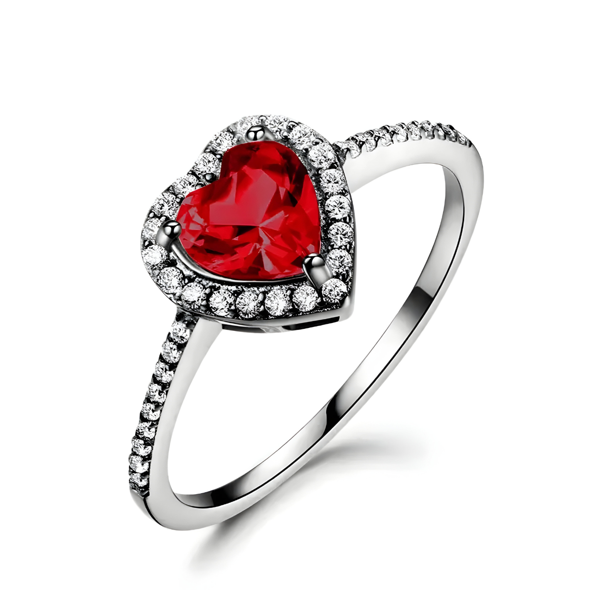 bague grenat argent avec pierre rouge en forme de cœur entourée de petits cristaux sur un anneau serti