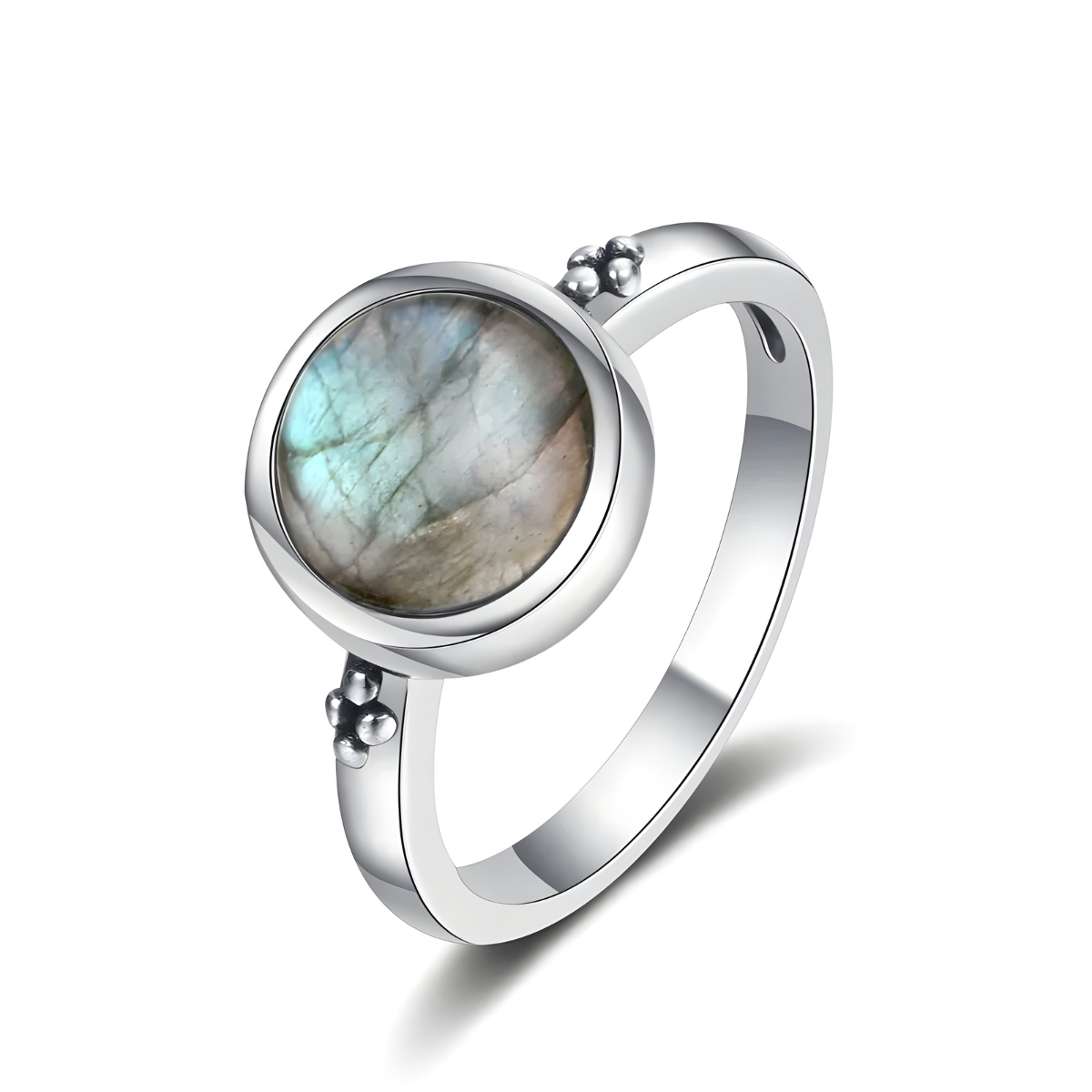 bague labradorite argent avec pierre ronde aux reflets irisés sertie sur anneau fin orné de petits motifs perlés