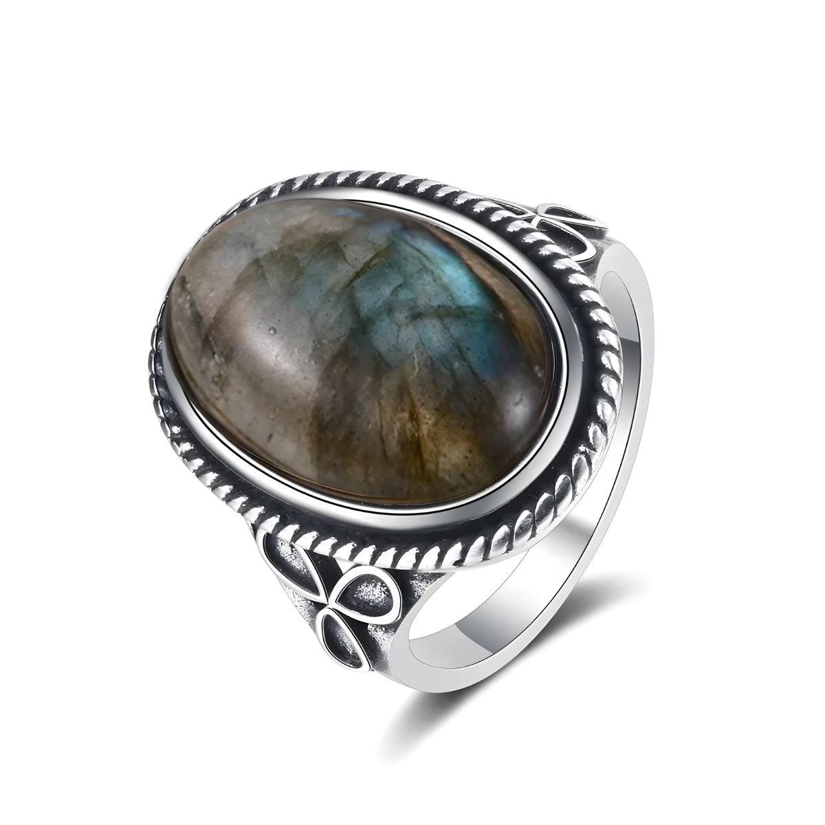 bague labradorite argent avec pierre ovale aux reflets bleutés et monture argentée ornée de motifs floraux