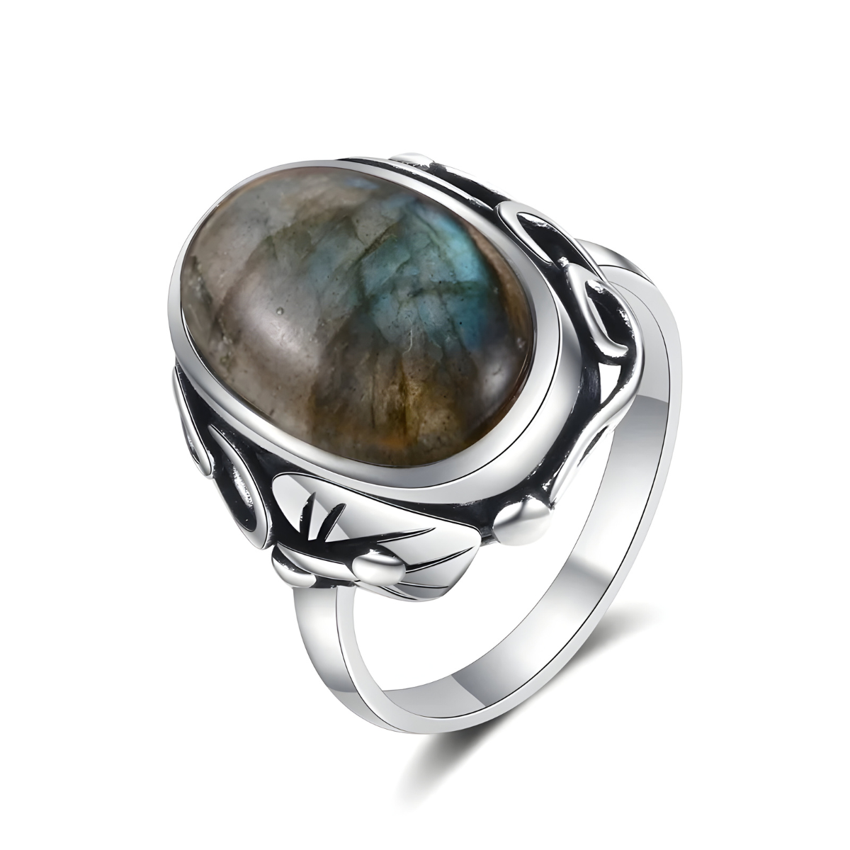 bague labradorite argent avec pierre ovale aux reflets bleutés sertie sur anneau décoré de motifs végétaux gravés