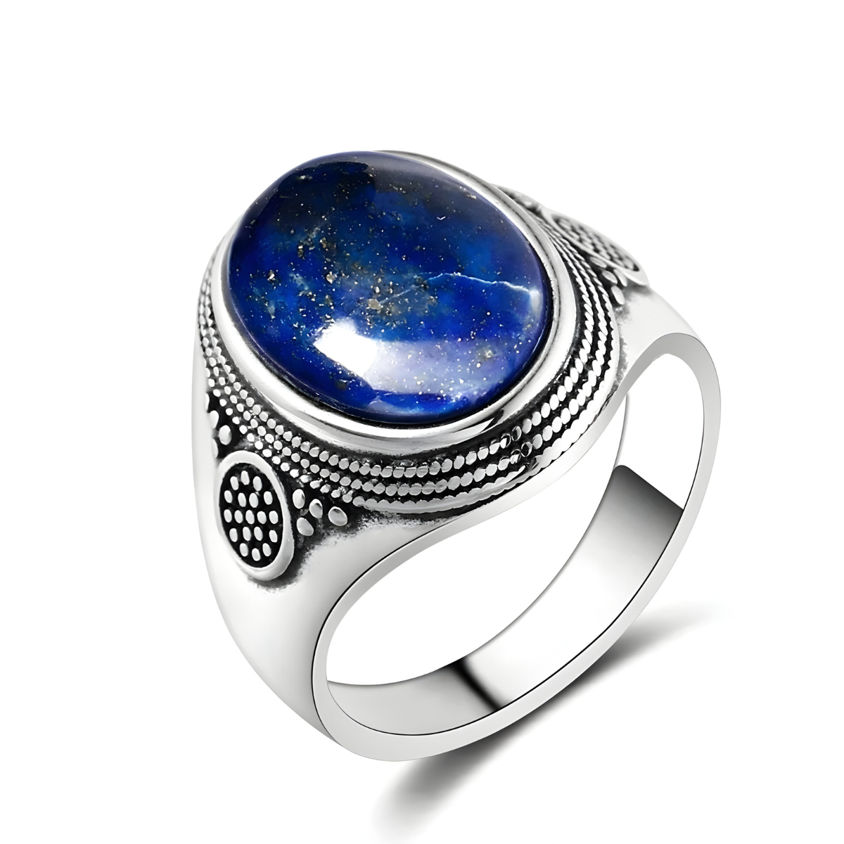 bague lapis lazuli vintage en argent avec pierre ovale bleue nuit parsemée de reflets dorés montée sur un anneau décoré de motifs en relief