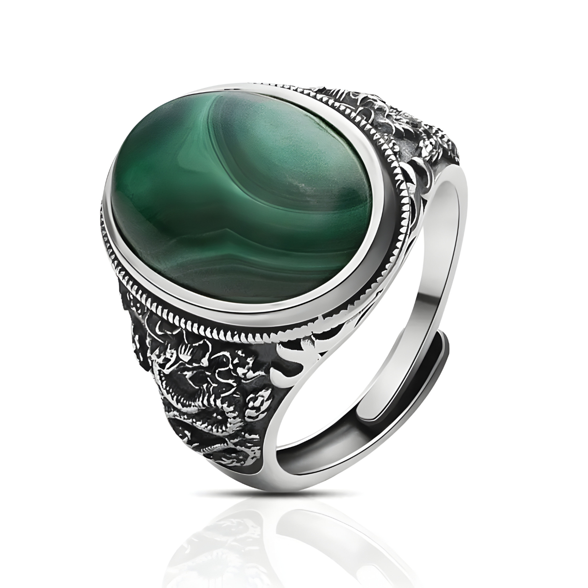 bague malachite en argent avec pierre ovale verte veinée montée sur un anneau gravé de motifs floraux