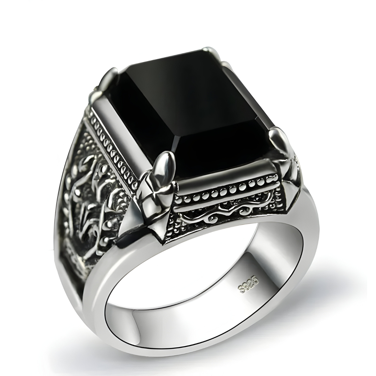 bague obsidienne avec pierre noire rectangulaire sertie de griffes sur monture argentée sculptée de motifs floraux en relief sur les côtés