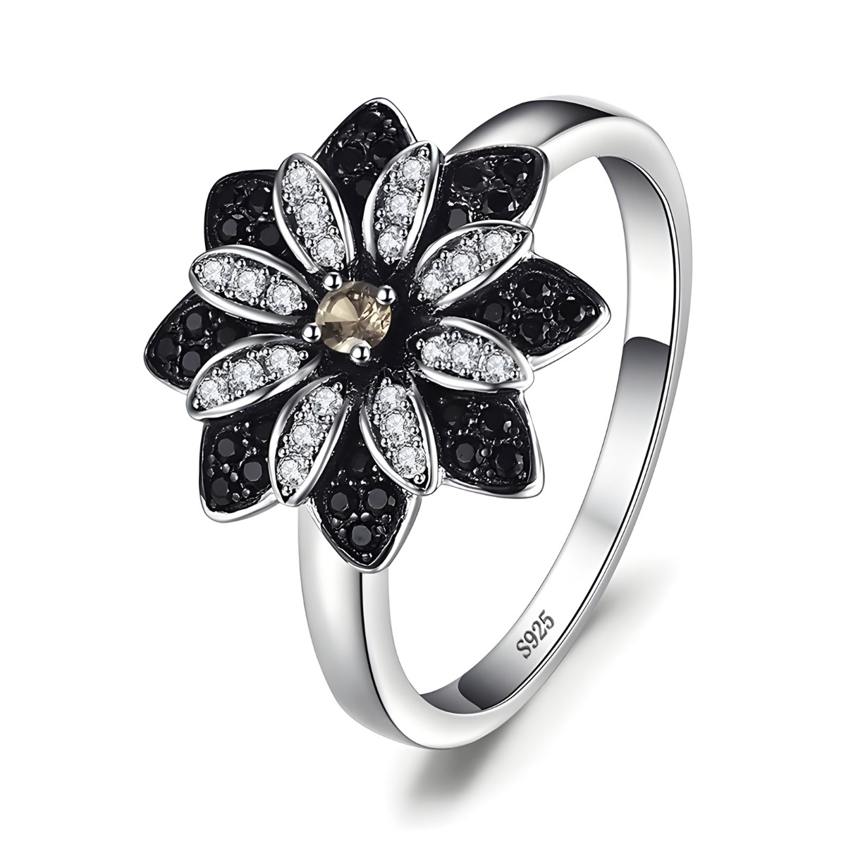 bague obsidienne avec motif fleur à pétales pavés de pierres noires et blanches et centre doré sur monture argentée