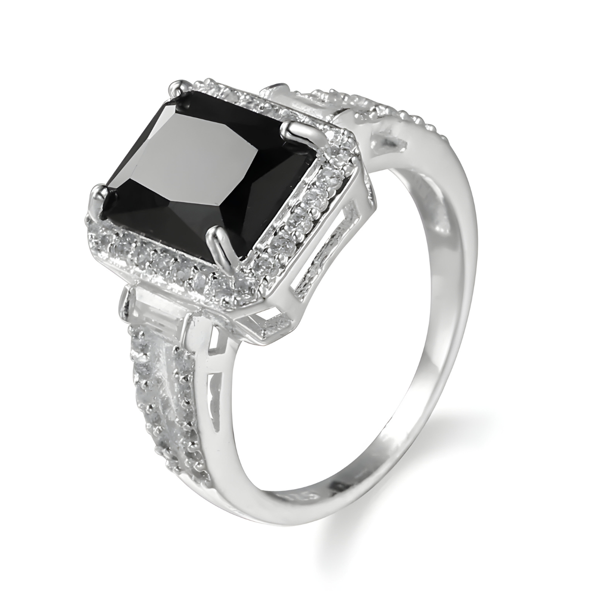 bague obsidienne avec pierre noire carrée facettée entourée de petits oxydes sur monture argentée ajourée décorée sur l’anneau