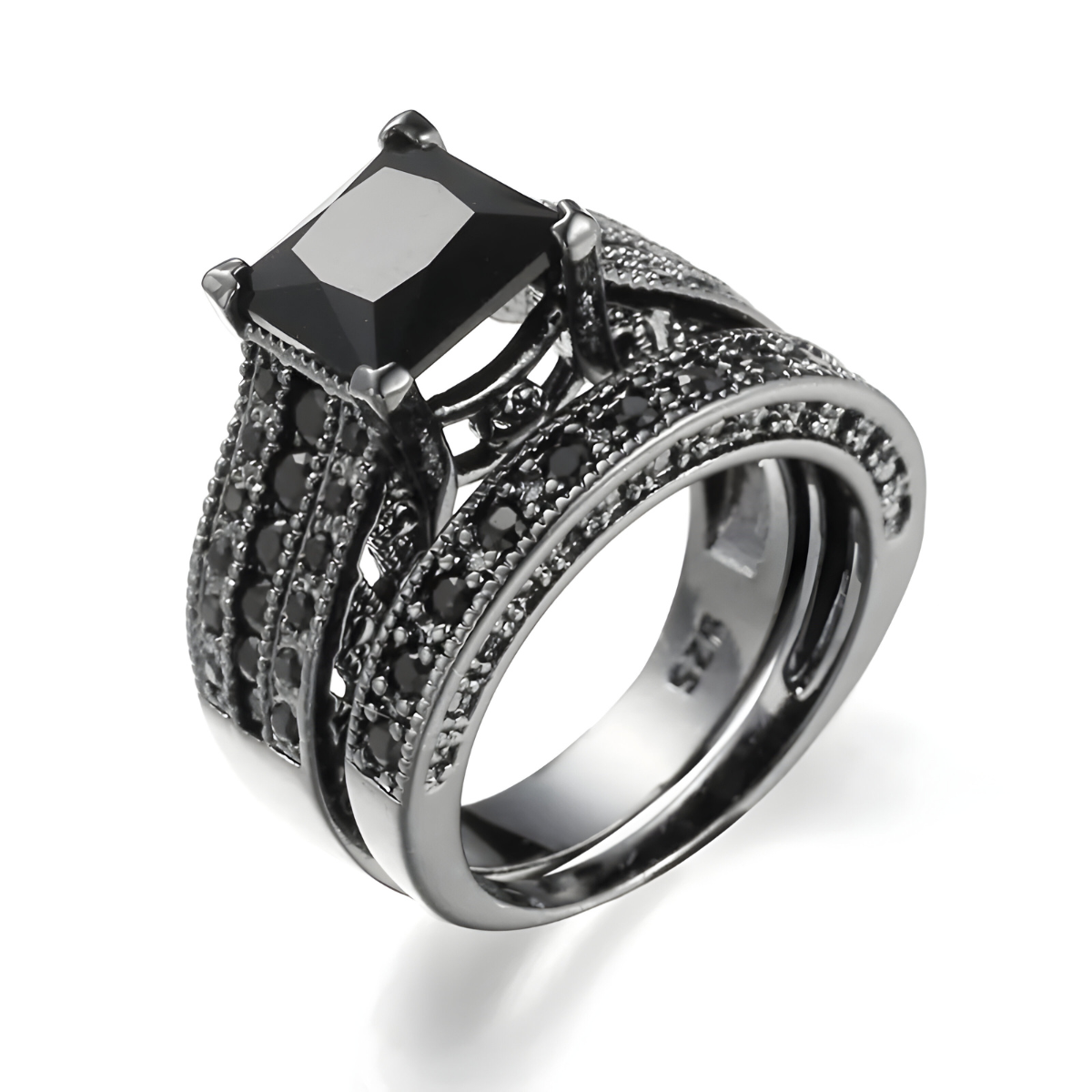 bague obsidienne avec pierre noire rectangulaire facettée sertie de griffes sur monture noire pavée de multiples pierres rondes