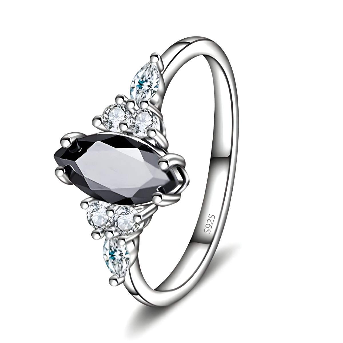 bague obsidienne avec pierre noire marquise facettée sertie au centre d’une monture argentée ornée de six petits oxydes blancs