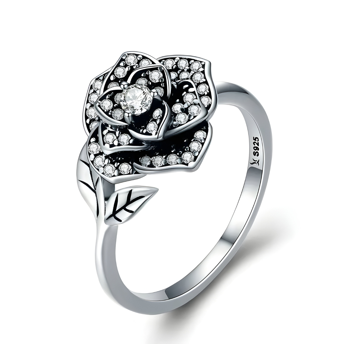 bague obsidienne argent avec motif rose pavé de petits oxydes et tige ornée de deux feuilles gravées sur monture en argent 925