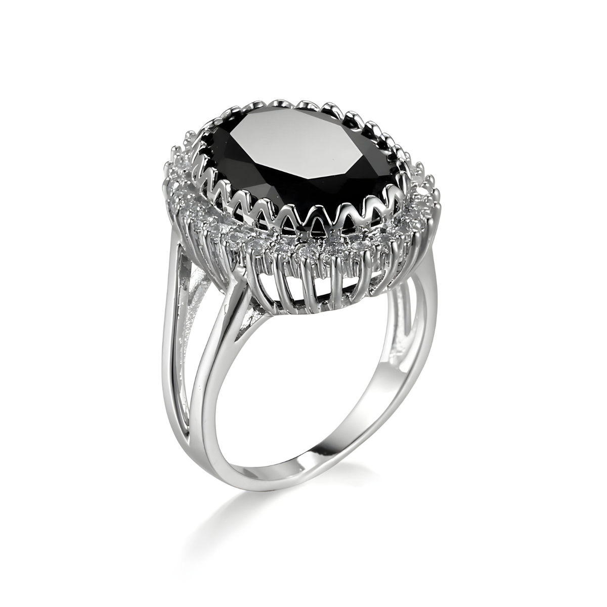bague obsidienne avec pierre noire ovale facettée entourée de petits oxydes sur monture argentée ajourée avec double anneau