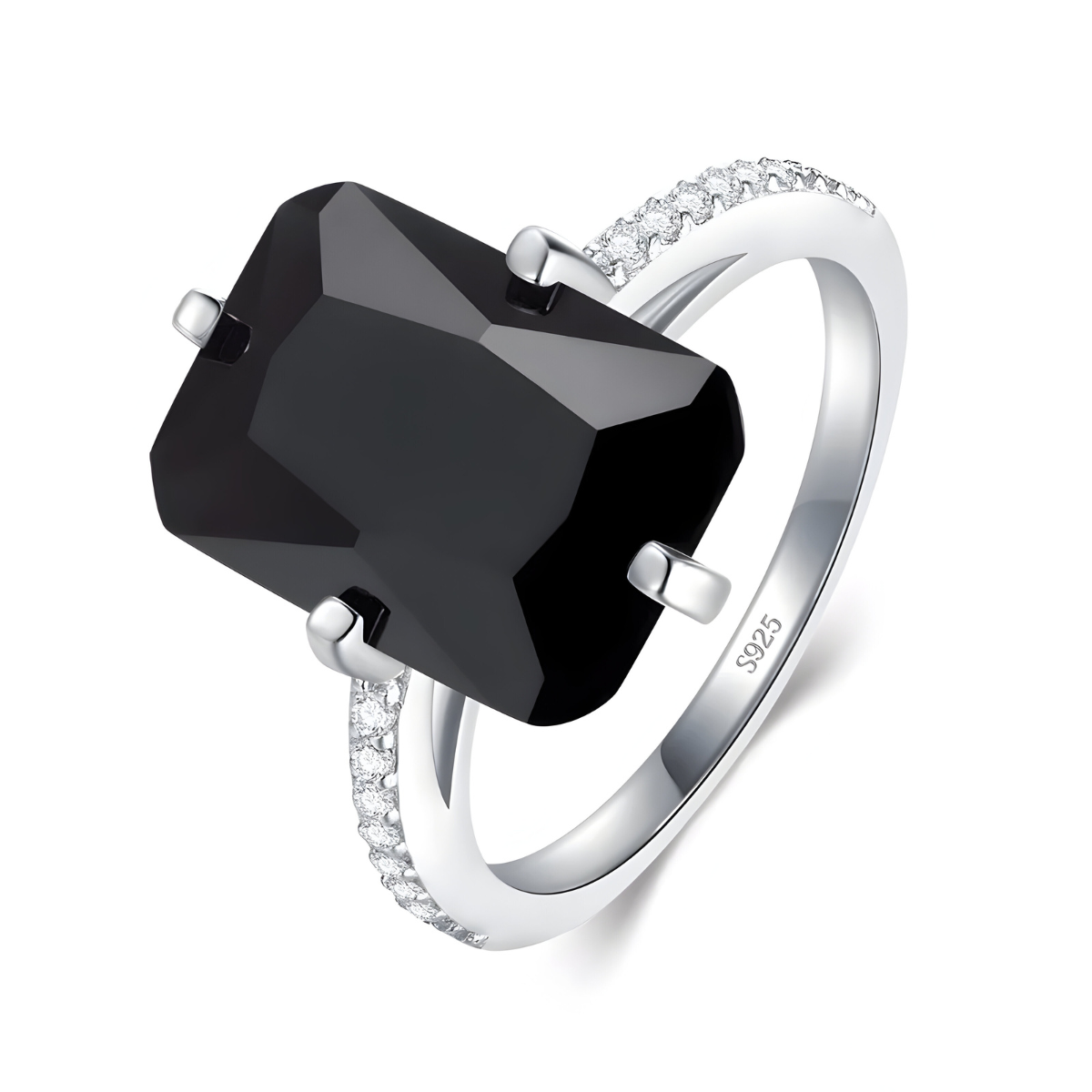 bague obsidienne avec grande pierre noire rectangulaire facettée sertie de griffes sur monture argentée décorée de petits oxydes sur l’anneau