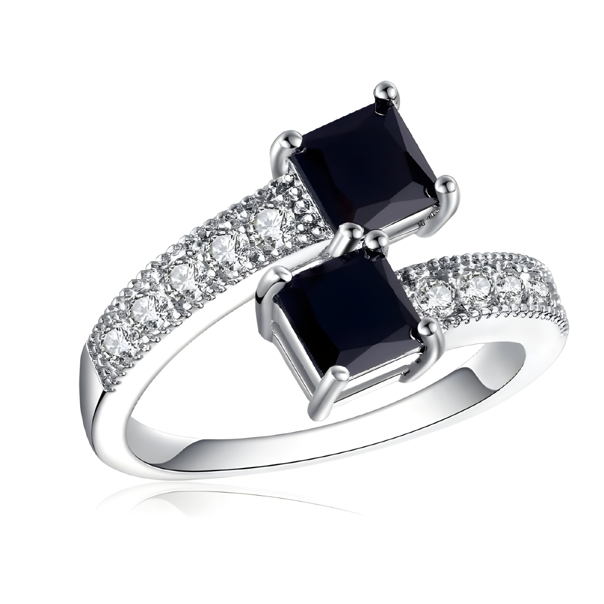 bague onyx avec deux pierres noires carrées serties de griffes sur monture argentée croisée pavée de petits oxydes blancs