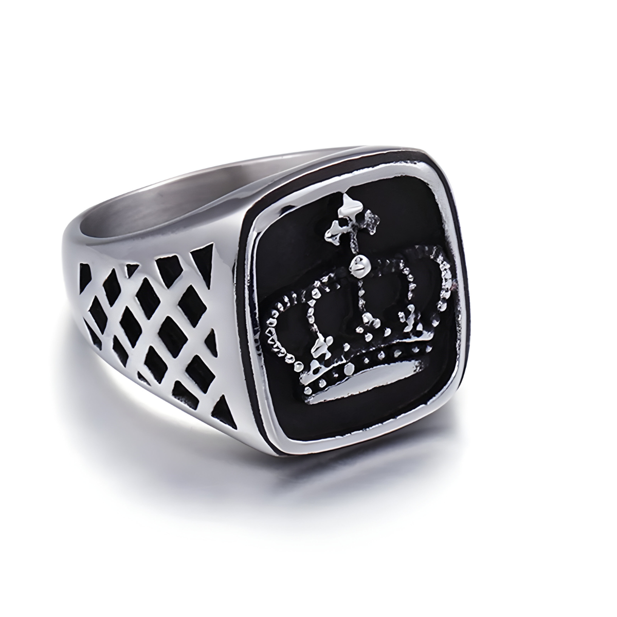 bague onyx avec motif couronne argenté sur fond noir et côtés ajourés en losanges sur monture carrée argentée