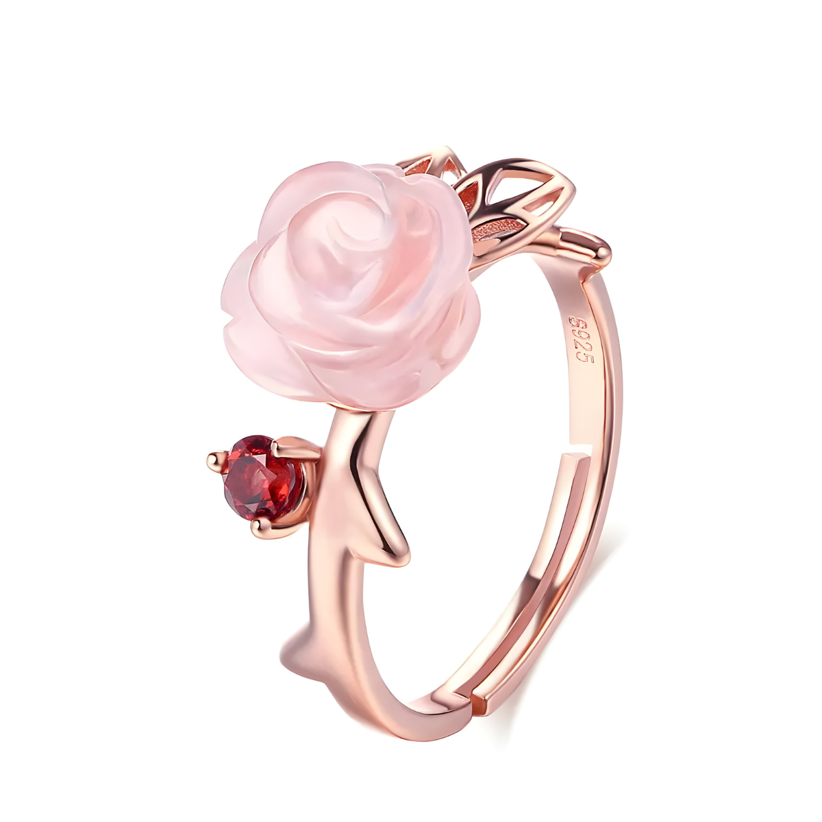Une Bague Quartz Rose Or en or rose, ornée d’une rose sculptée dans la pierre rose et d’une petite gemme rouge