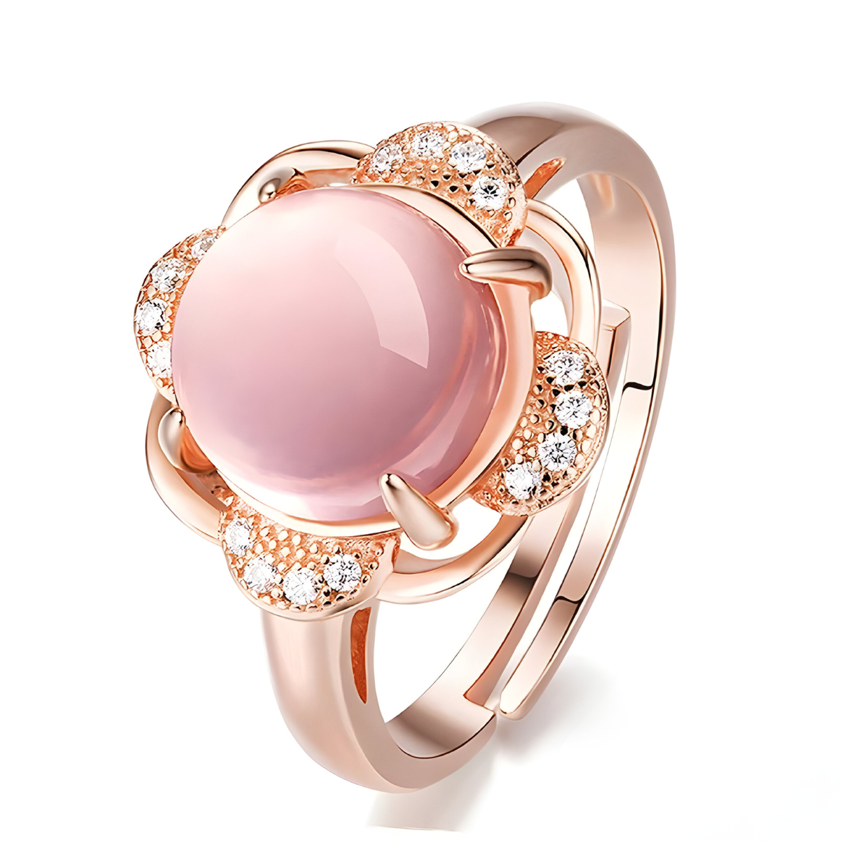 Bague quartz rose or ronde cabochon sertie sur anneau doré rose avec monture fleurie ornée de petits oxydes blancs