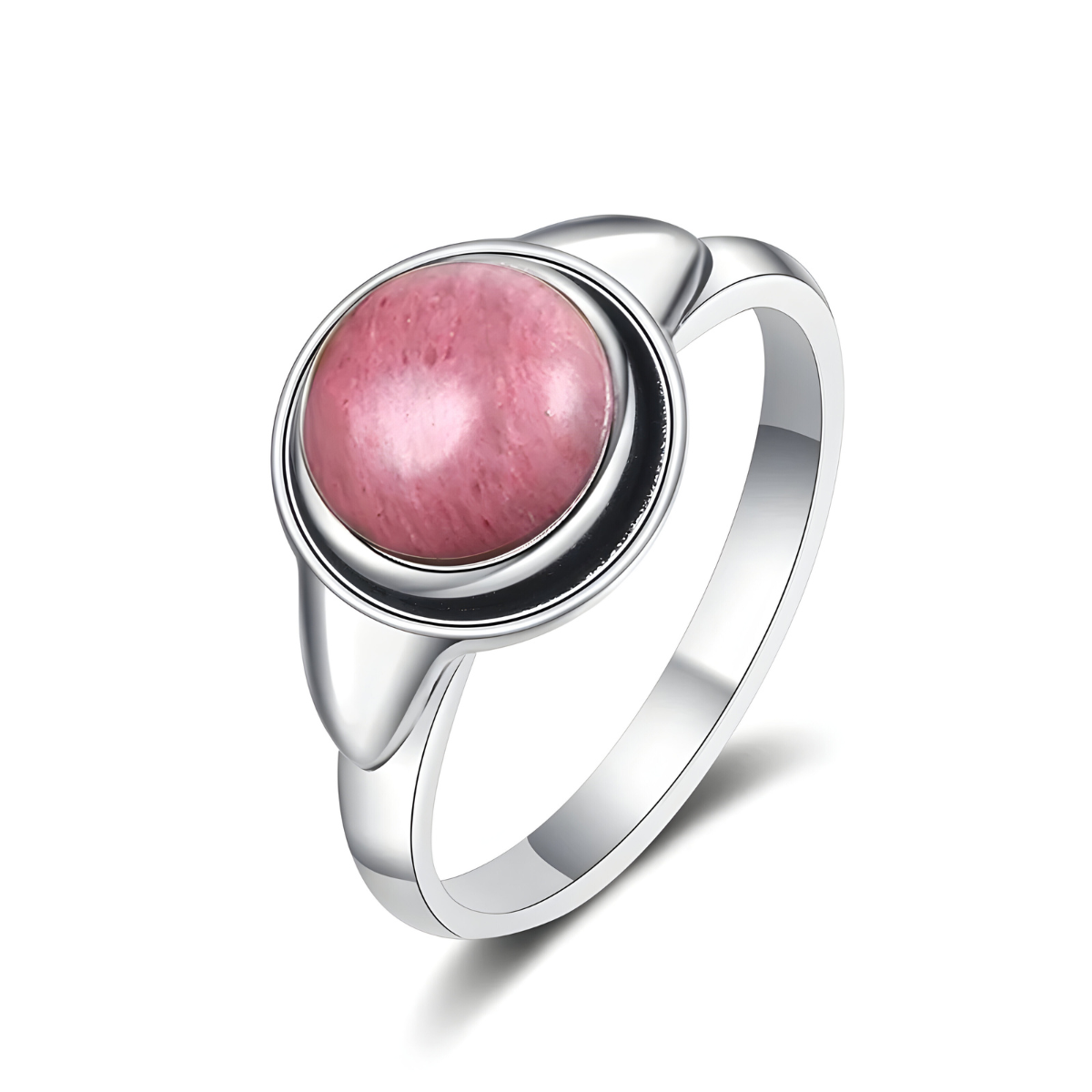 Bague rhodochrosite ronde rose sertie dans un anneau argenté lisse avec monture pleine et contours polis