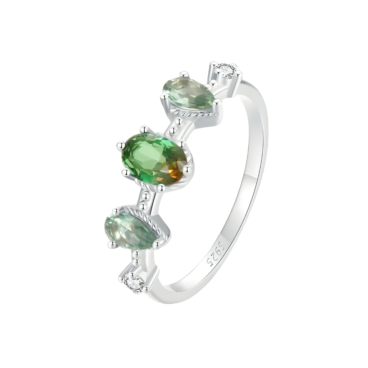Bague tourmaline verte à trois pierres ovales serties sur anneau argenté avec deux petites pierres rondes transparentes