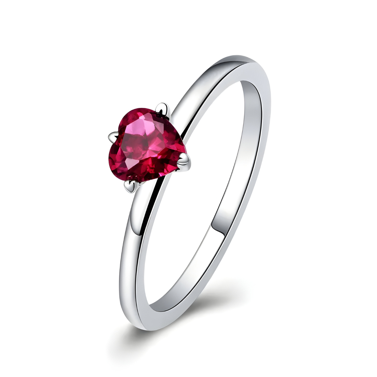 Bague tourmaline rouge en forme de cœur sertie sur un anneau fin en métal argenté poli