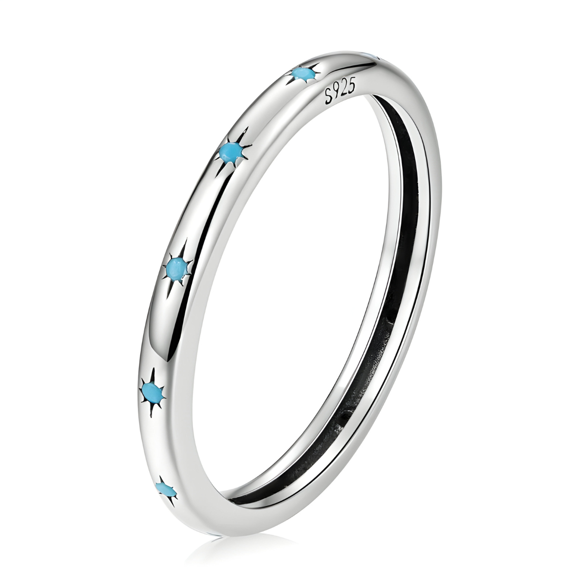 Bague turquoise fine en argent 925 composée d’un anneau lisse et brillant incrusté de petites pierres rondes bleu ciel en forme d’étoile
