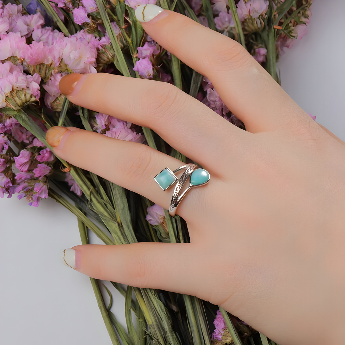 Bague aigue marine argent avec deux pierres bleues de formes différentes portée à la main