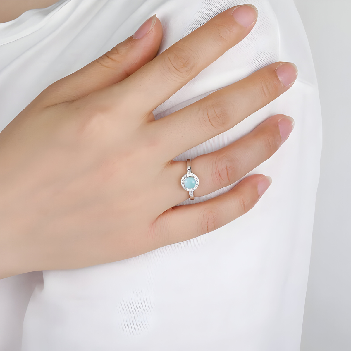 Bague aigue marine jonc en argent avec pierre bleue ronde sertie de zircons