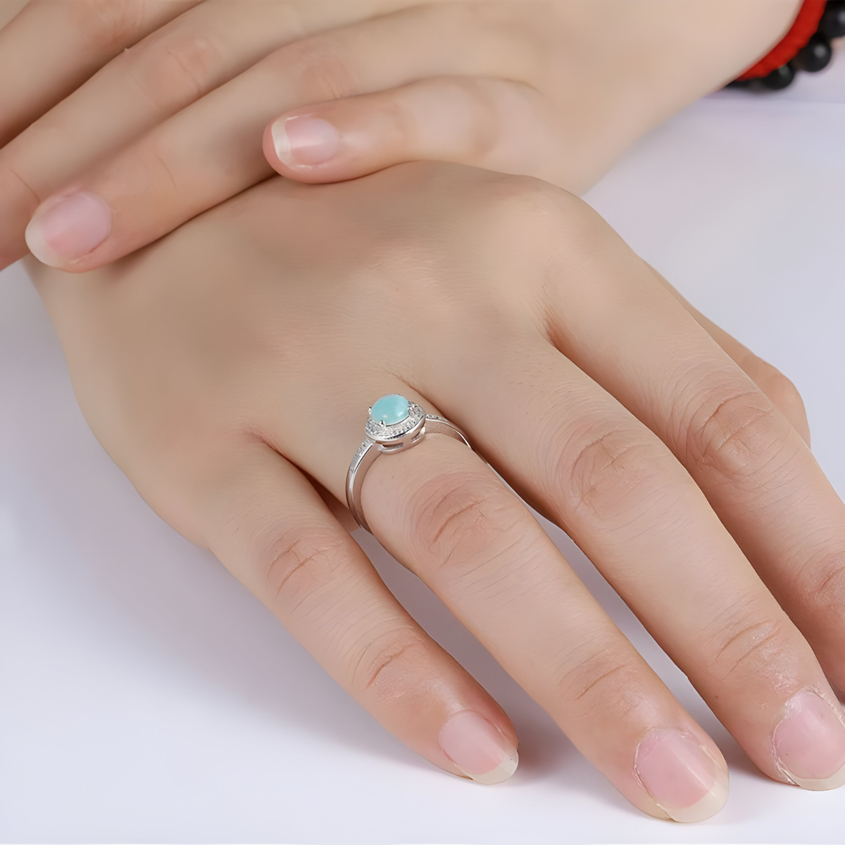 Bague aigue marine jonc en argent avec pierre ronde bleue et petits zircons