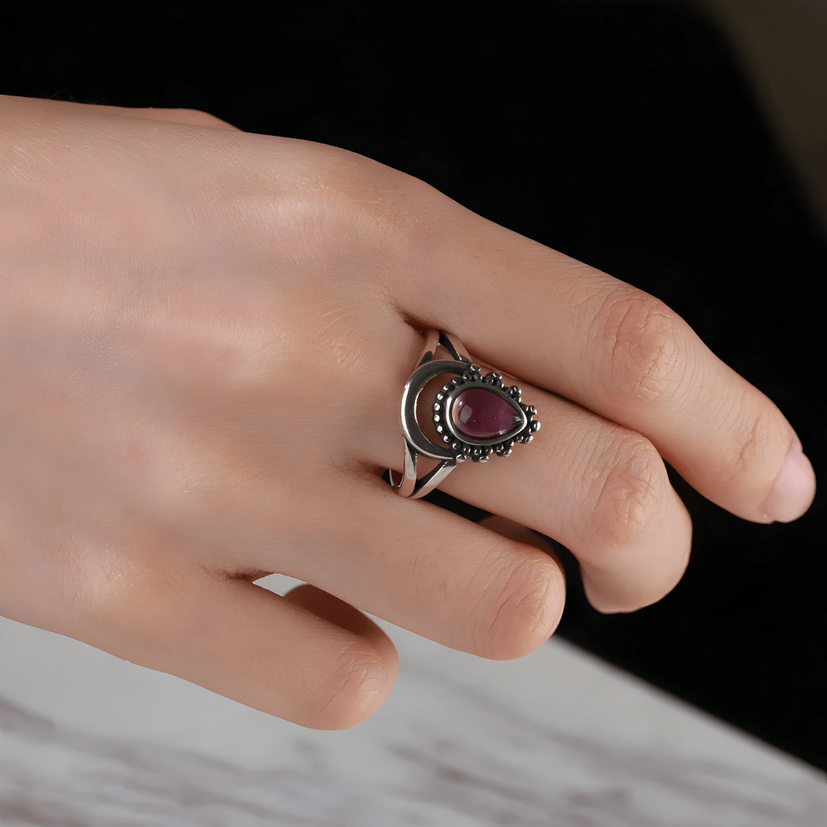 Bague améthyste argent en forme de goutte avec décor perlé et monture ajourée