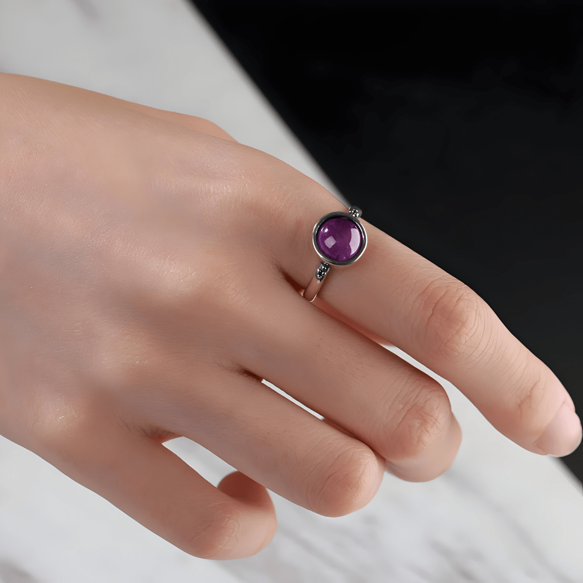 Bague améthyste argent avec cabochon rond et monture fine