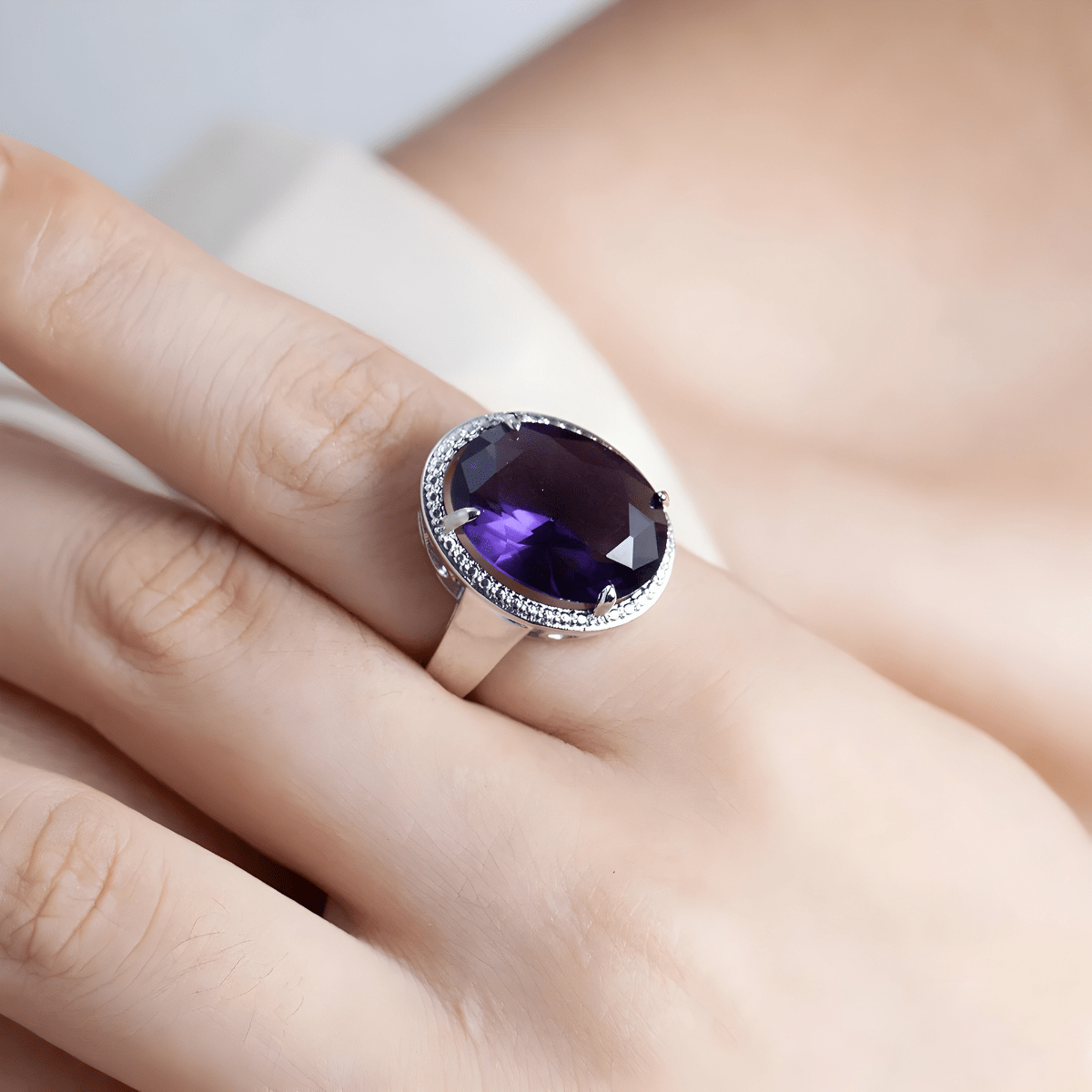 Bague améthyste argent avec pierre ovale facettée et halo de zirconium