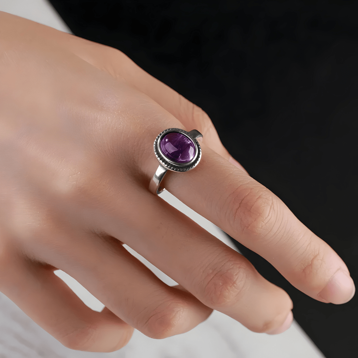 Bague améthyste argent avec cabochon ovale violet et monture lisse