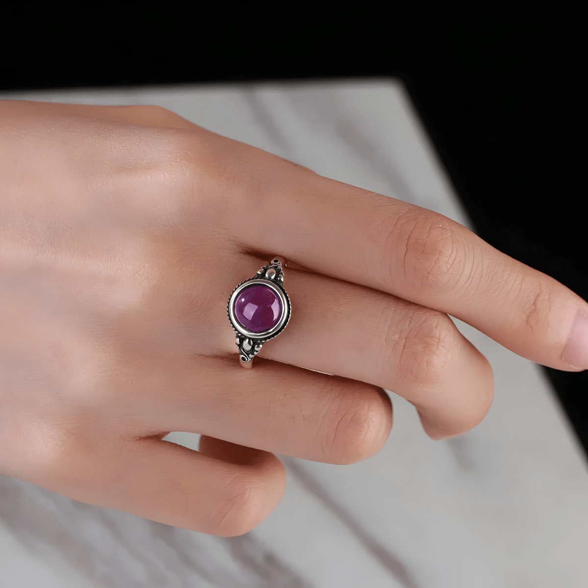 Bague améthyste lithothérapie en argent avec cabochon violet et détails sculptés