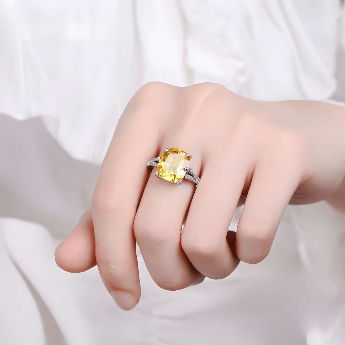 Bague citrine lithothérapie en argent avec pierre carrée facettée et anneau pavé de zircons