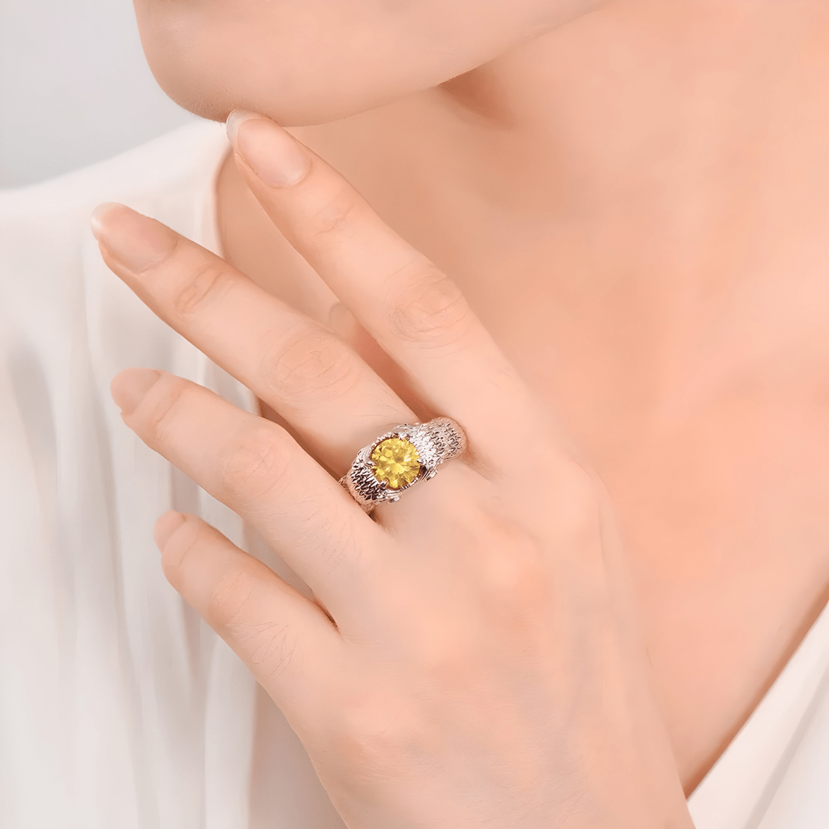 Bague citrine moderne en argent massif avec pierre ronde facettée et large anneau texturé
