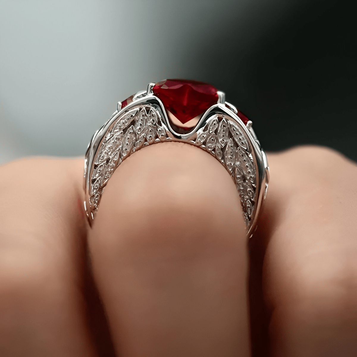 Bague grenat argent avec pierre rouge en taille coussin et motifs gravés sous le sertissage