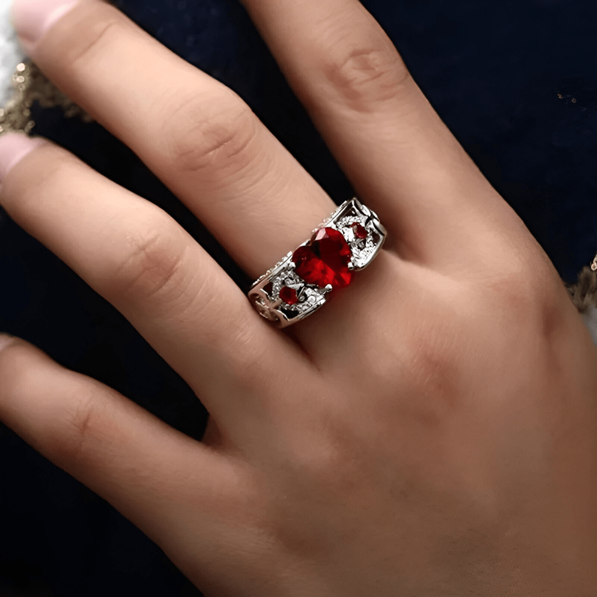 Bague grenat argent ornée d’une pierre rouge ronde et de petits cristaux sur anneau travaillé