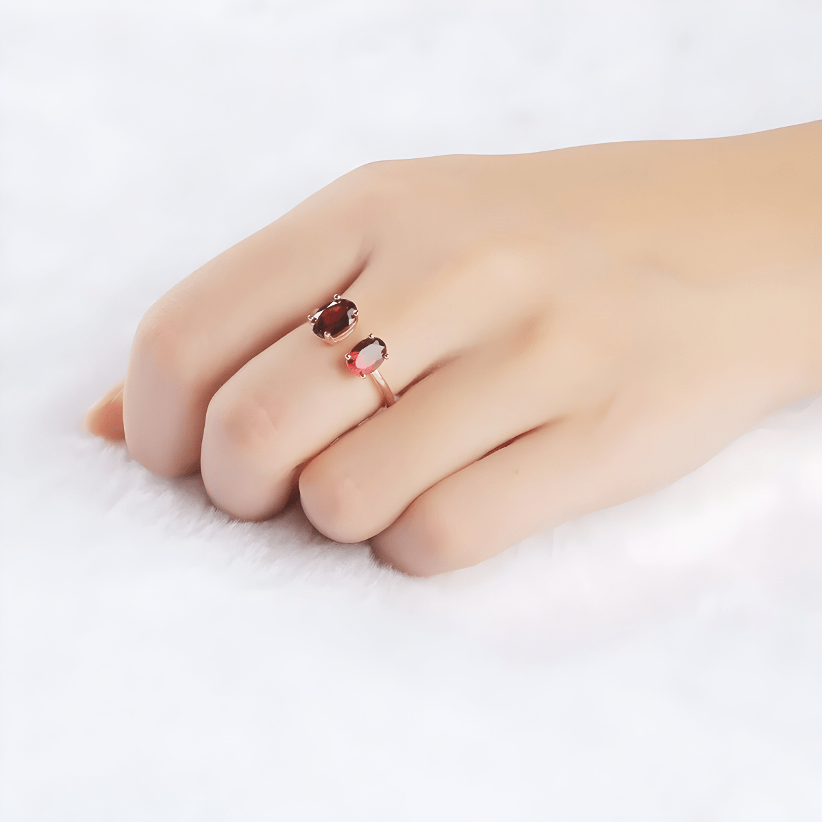 Bague grenat or rose ornée de deux pierres rouges ovales ajustables