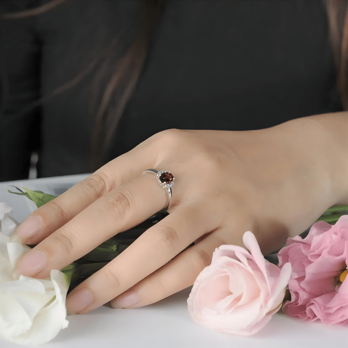 Bague grenat solitaire avec pierre ronde rouge et monture en argent élégant