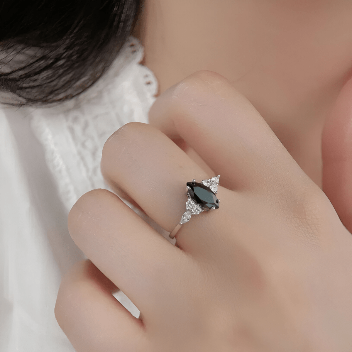 Bague obsidienne noire taillée en marquise avec détails en zircon sur monture en argent