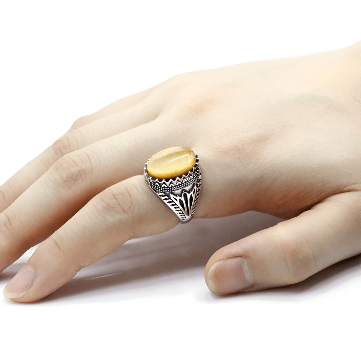 Bague œil de tigre ovale pour homme avec monture argentée sculptée style tribal