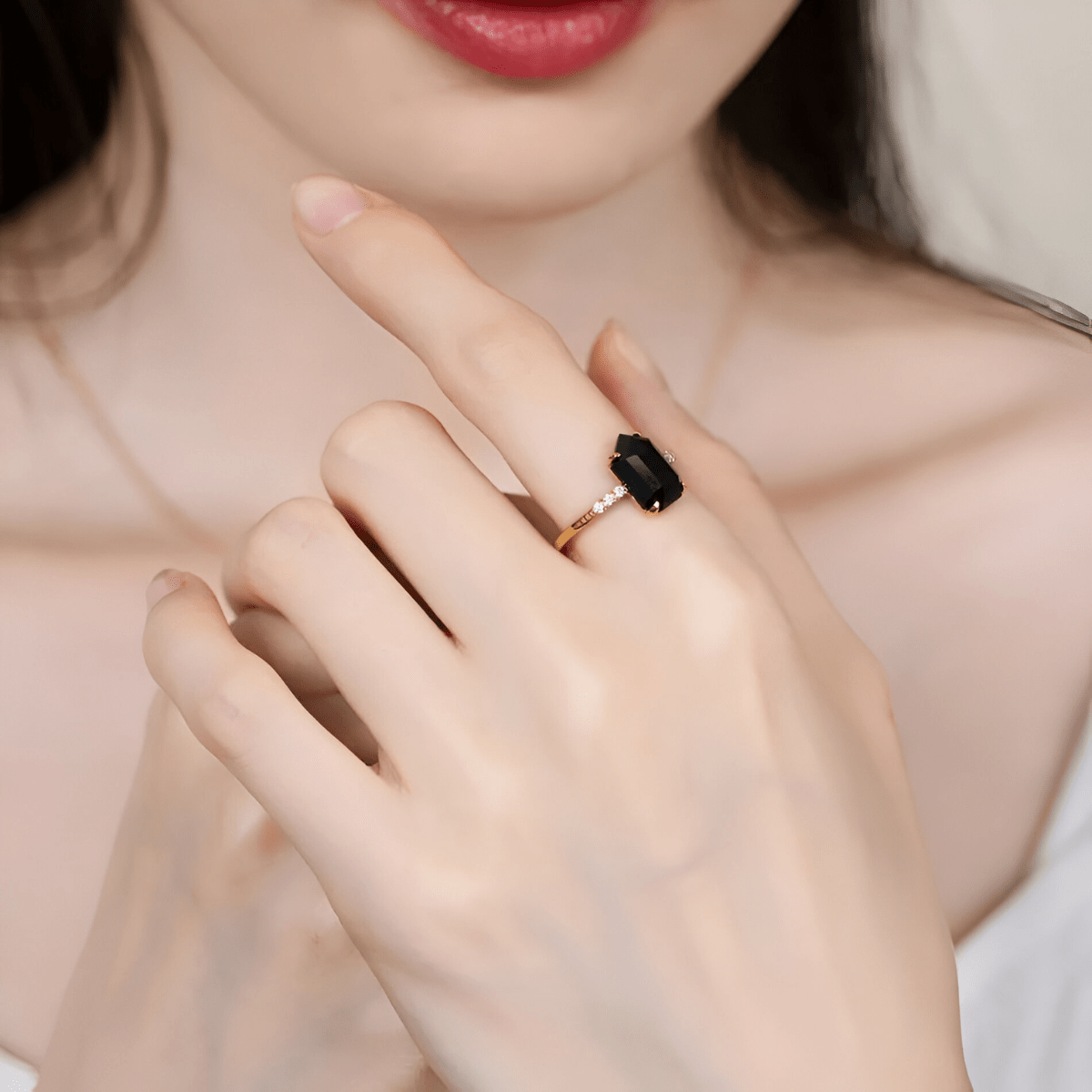 Bague onyx noire rectangulaire sertie sur anneau doré avec petits zircons blancs