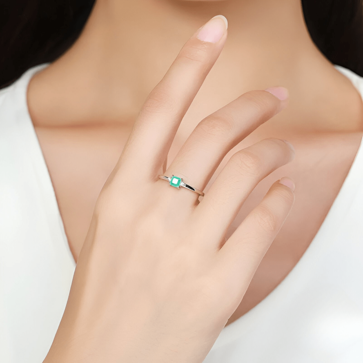 Bague tourmaline paraiba sur monture argentée ornée de pierres latérales