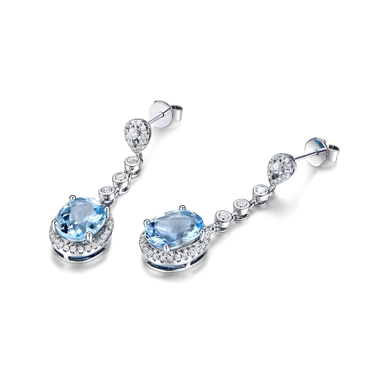 Boucles d’oreilles aigue marine pendantes avec pierre ovale bleue entourée de petits cristaux et tige ornée de détails sertis