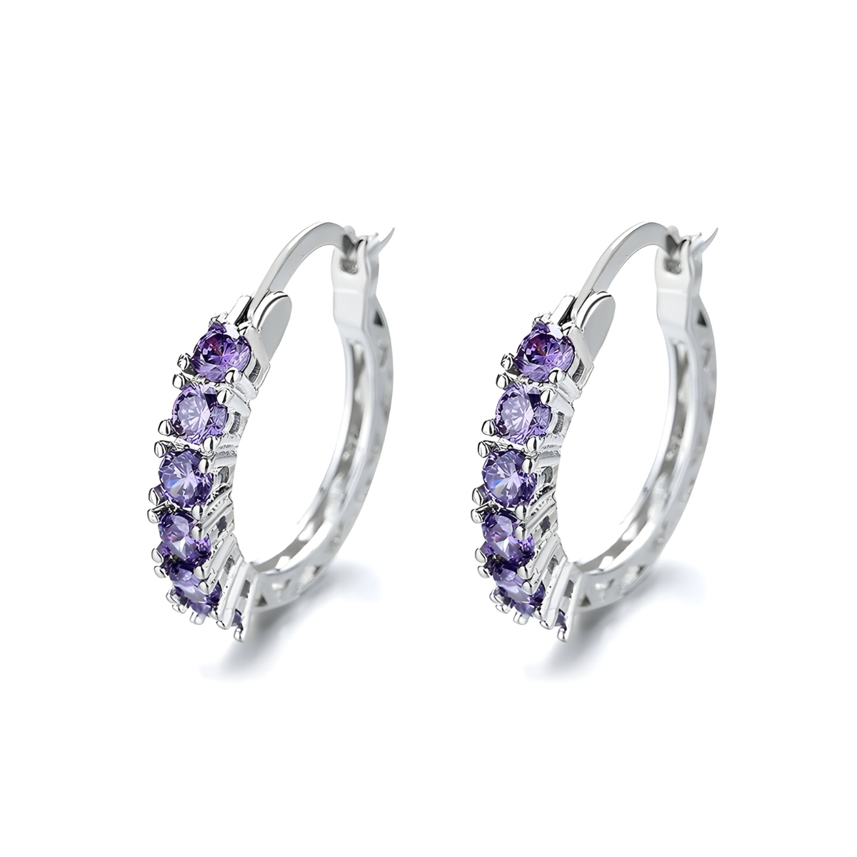 Boucles d’oreilles améthyste en forme de créoles argentées serties de pierres rondes violettes alignées sur la moitié du cercle