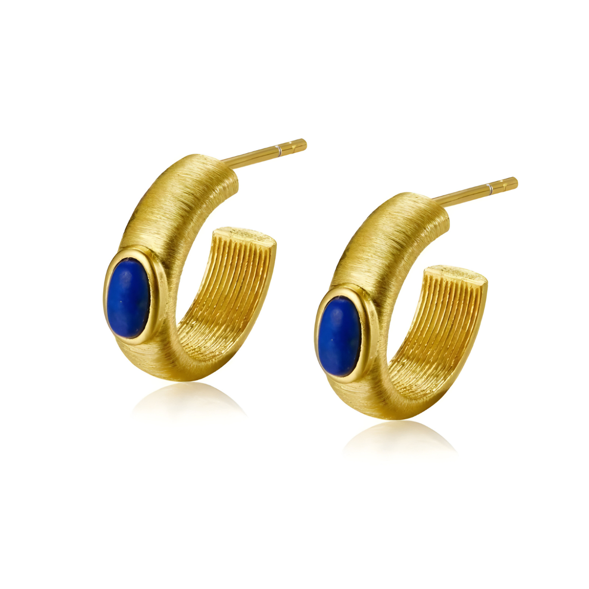 Boucles d’oreilles lapis lazuli en demi-créoles dorées texturées avec pierre ovale bleue sertie en cabochon au centre